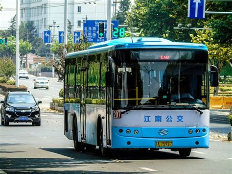 南京到新鄉客車多久?在這座繁忙的城市中，人們對於交通方式的選擇往往會根據距離、時間以及成本等因素來決定。從南京到新鄉的客車旅行，是一個典型的例子，它不僅僅是一種交通工具的選擇，更是一次穿越地域文化的探討。